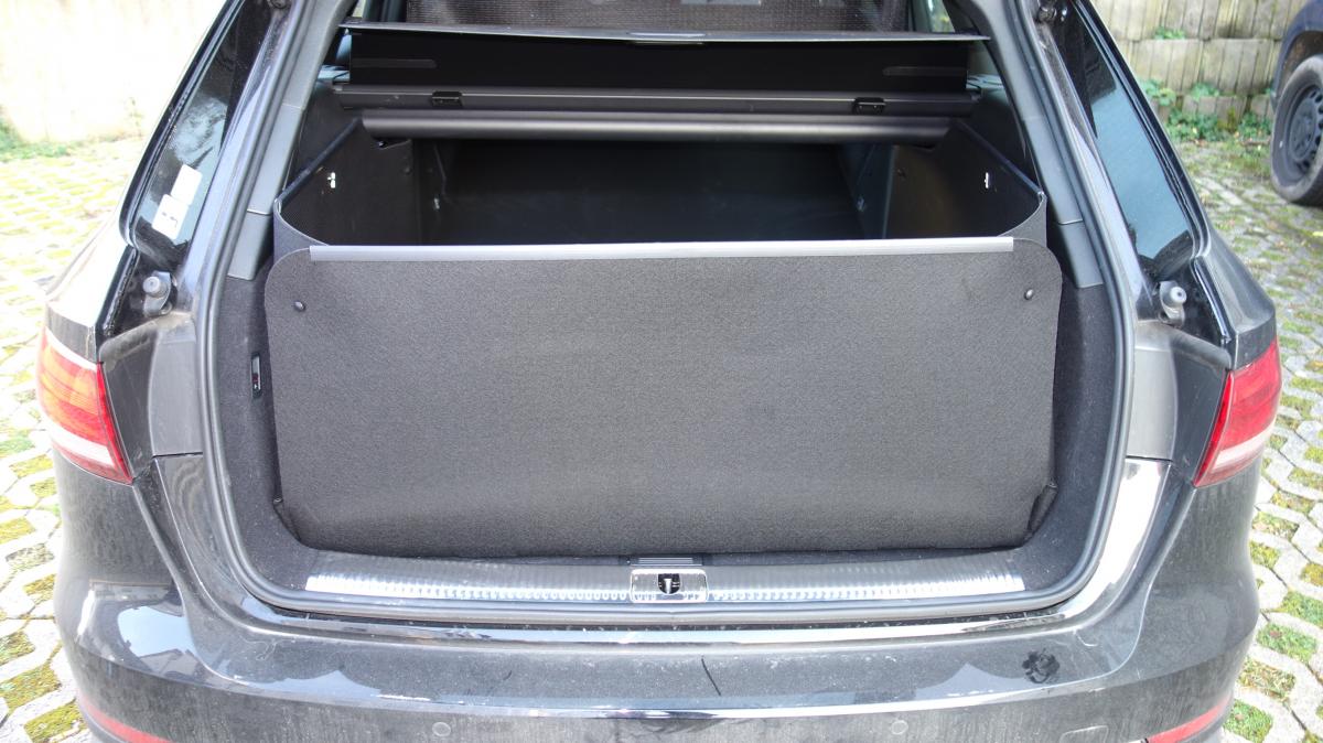 Audi A4 Avant, Kofferraumwanne bis zum Fahrersitz ausgefaltet, der Stoßstangenschutz hochgeklappt